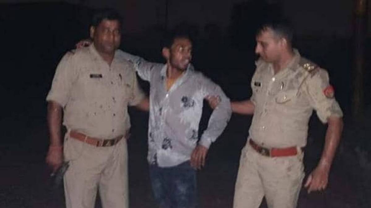 पुलिस की गिरफ्त में बदमाश