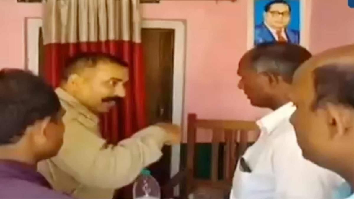 दल प्रताप सिंह ने दरोगा को मारा थप्पड़ (PHOTO TV GRAB)