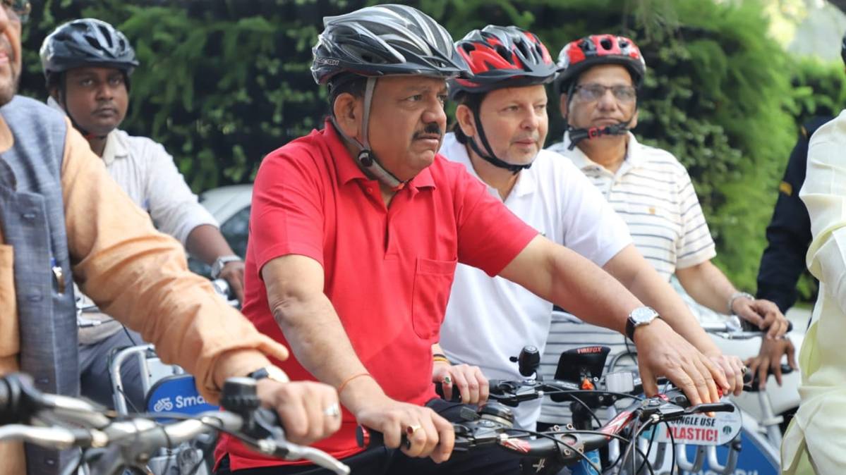 डॉ. हर्षवर्धन ने सड़कों पर साइकि‍ल चलाई(फोटो-@drharshvardhanं)
