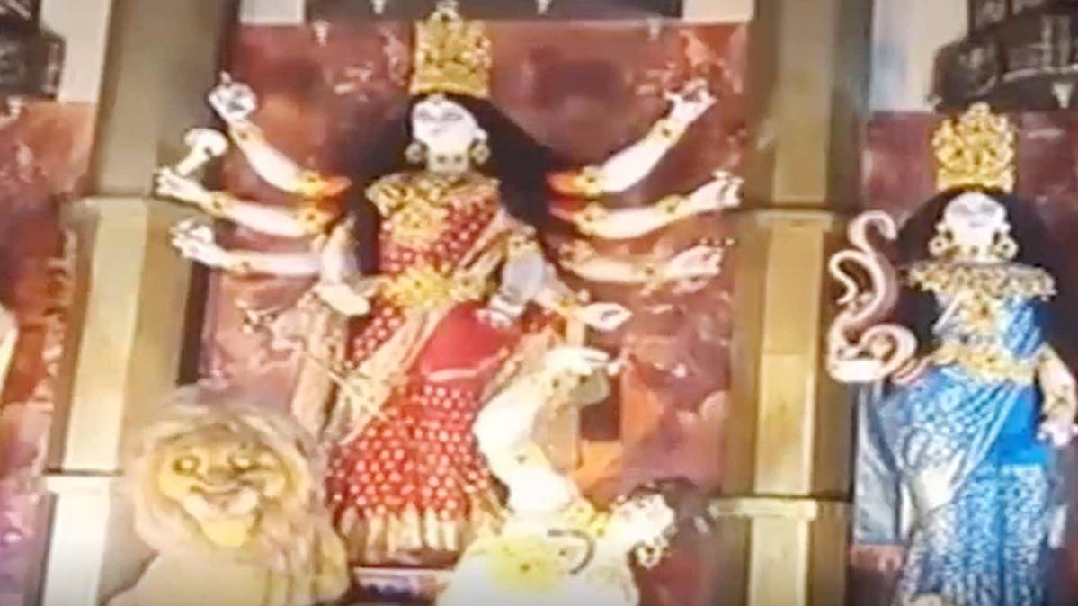 सोने के मुकुट और गहने में मां दुर्गा (PHOTO TV GRAB)