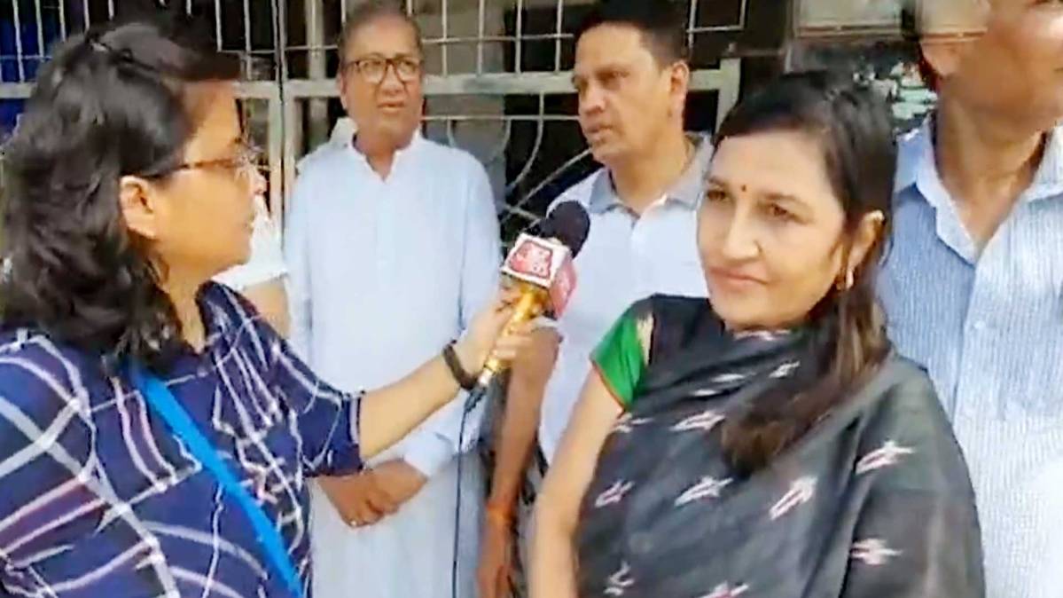 पोलिंग बूथ पर मतदाता