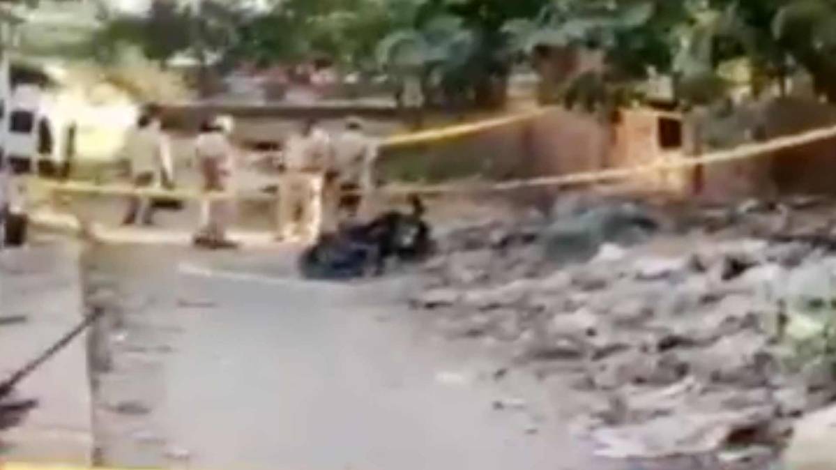 An encounter broke out between a group of criminals and Delhi Police personnel in Connaught Place