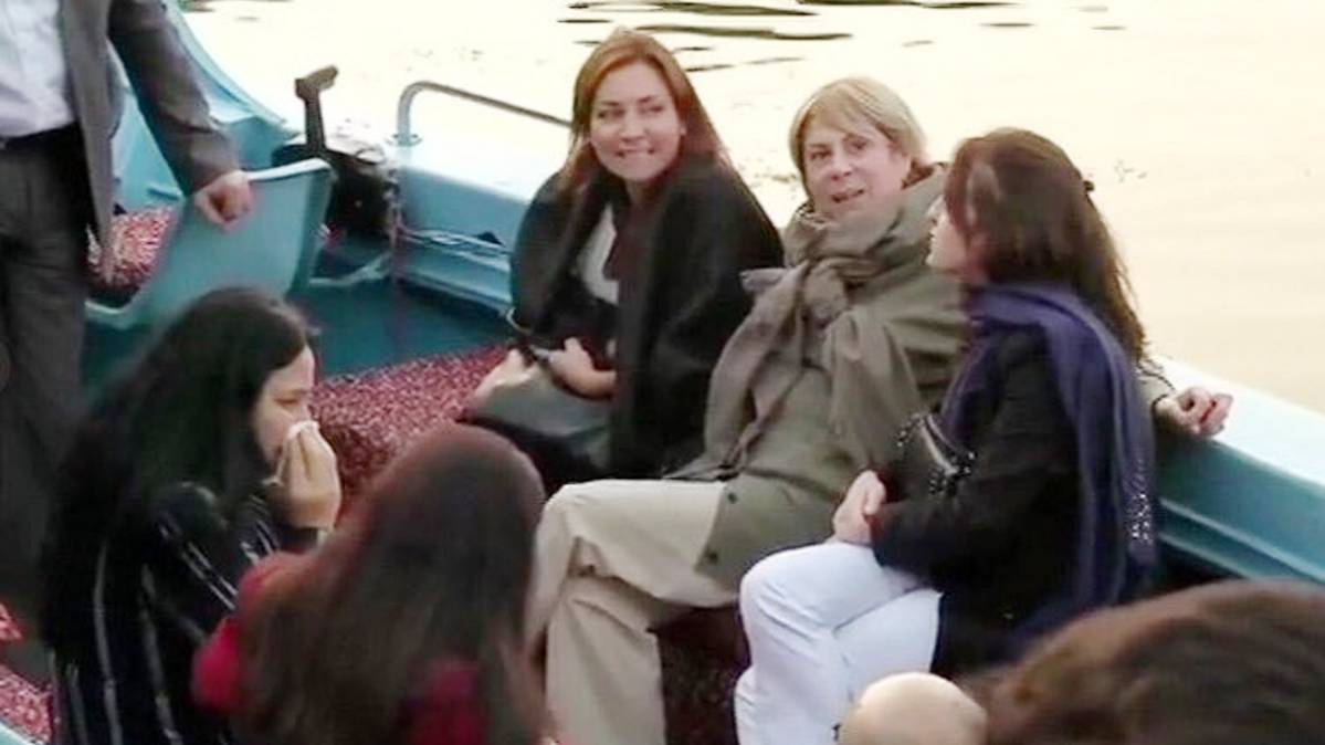 सांसदों ने श्रीनगर में डल झील में शिकारे का उठाया आनंद(फोटो-ANI)