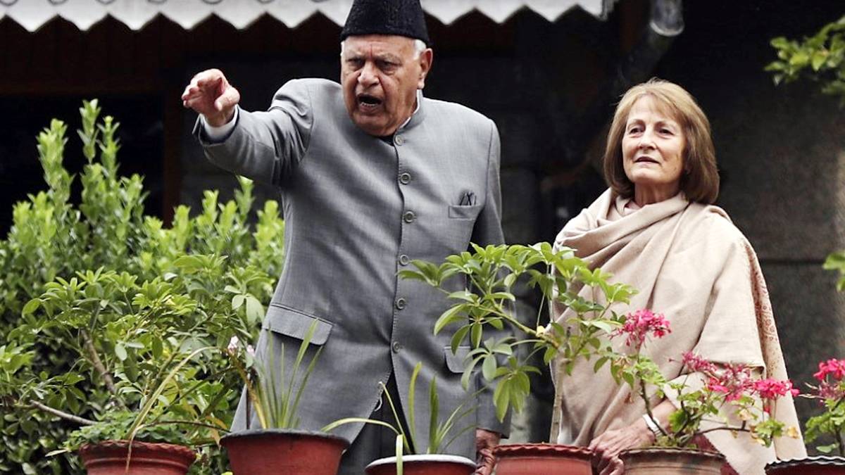 श्रीनगर स्थित अपने घर में पत्नी मौली के साथ फारूख अब्दुल्ला. (फोटो- AP)