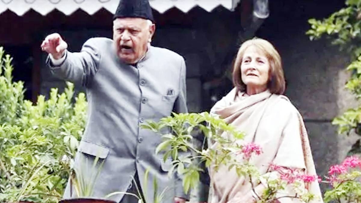 श्रीनगर स्थित अपने घर में पत्नी मौली के साथ फारूख अब्दुल्ला. (फोटो- AP)