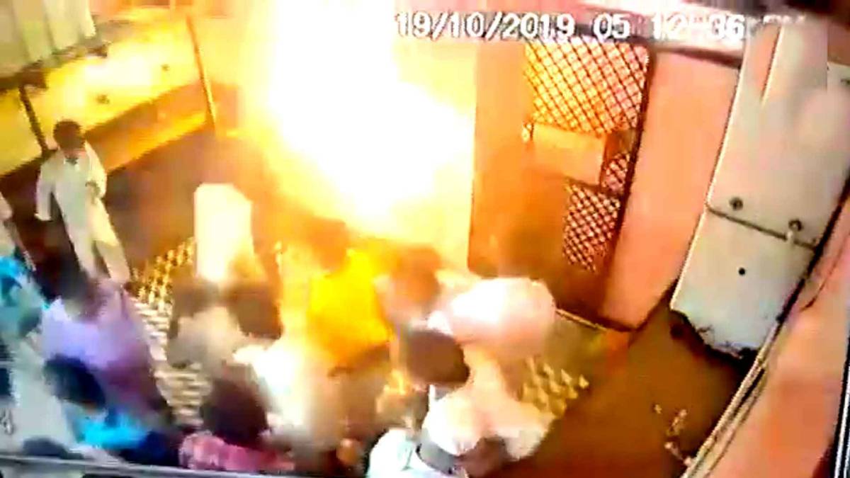 शराब की दुकान में आग लगाते हुए युवक