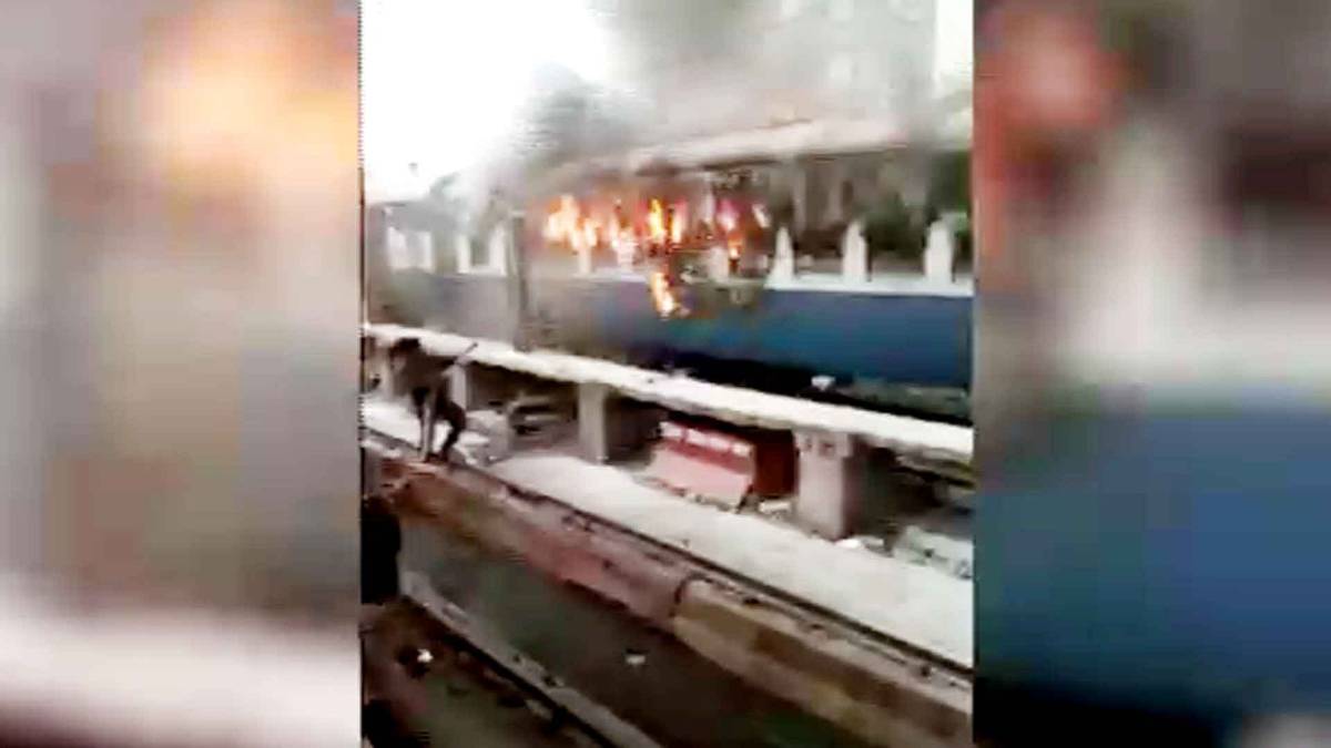 पैंसेजर ट्रेन की बोगियों में लगी आग
