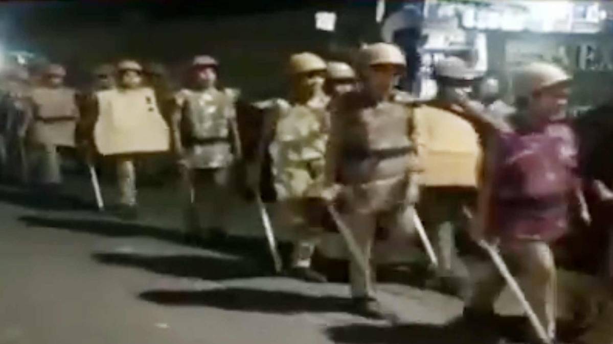 शाहजहांपुर में पुलिस का फ्लैग मार्च