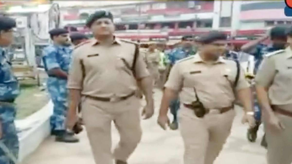 दिवाली से पहले प्रयागराज में फ्लैग मार्च (फोटो टीवी ग्रैब)