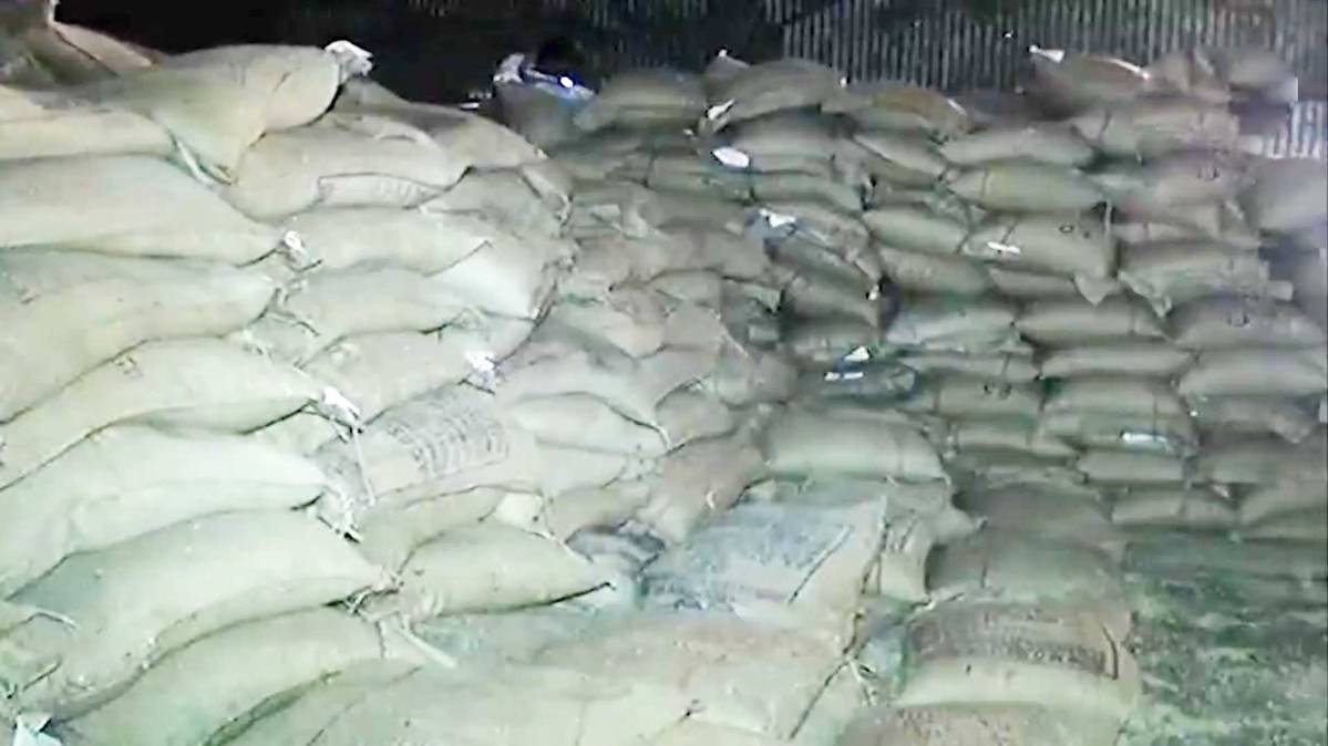 गोदाम में सड़ रहा अनाज