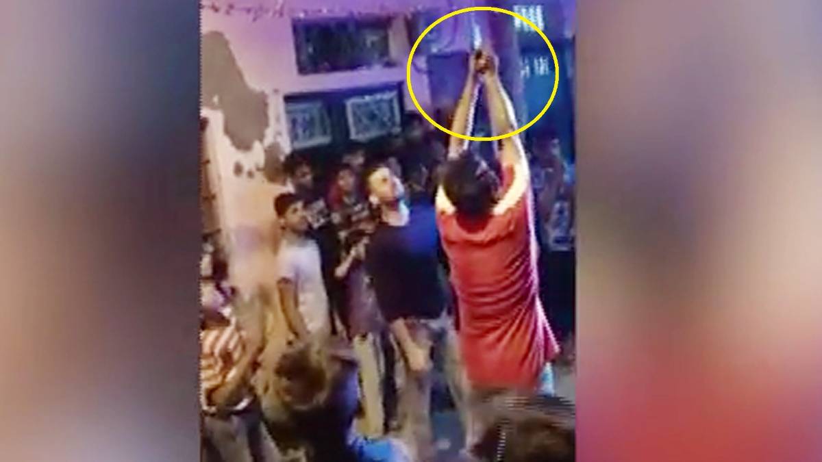 शादी समारोह में फायरिंग करता हुआ लड़का