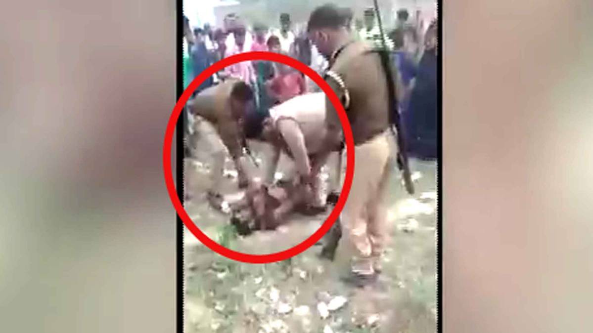 होमगार्ड जवान को पिटते हुए शख्स