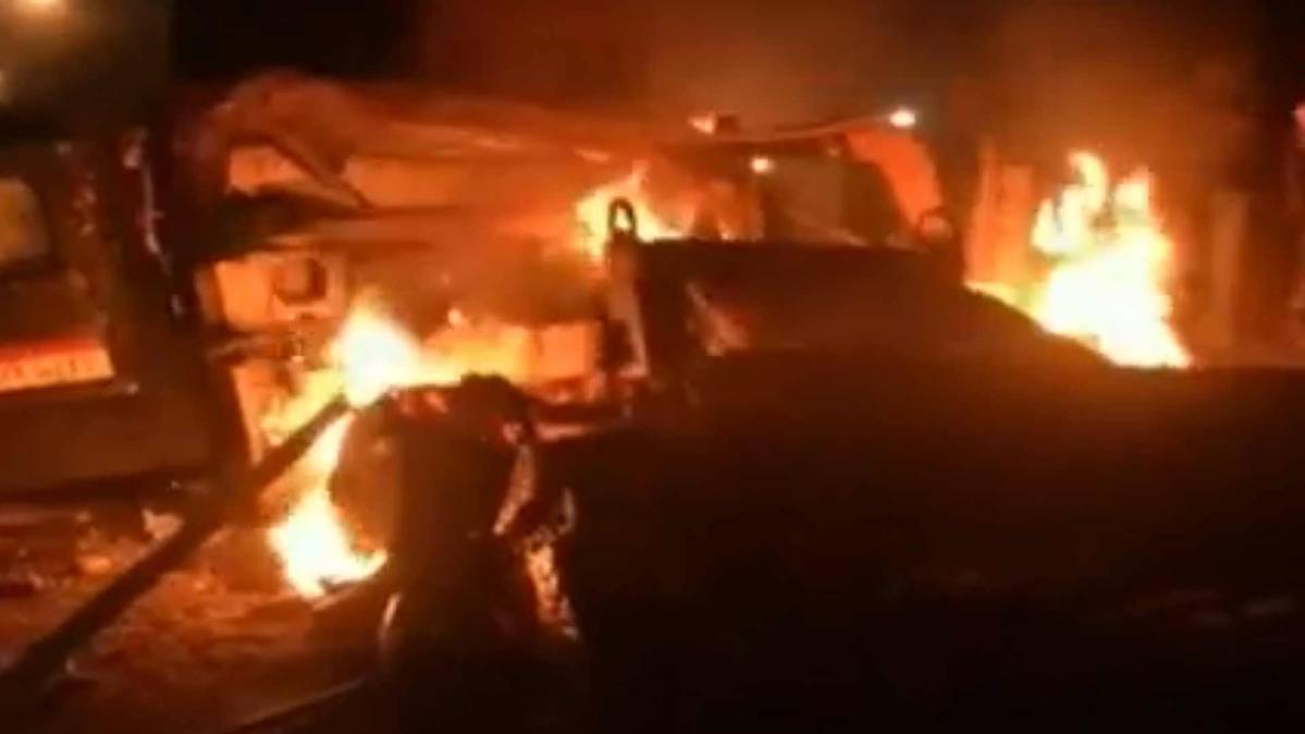 इराक में आगजनी (फोटो टीवी ग्रैब)