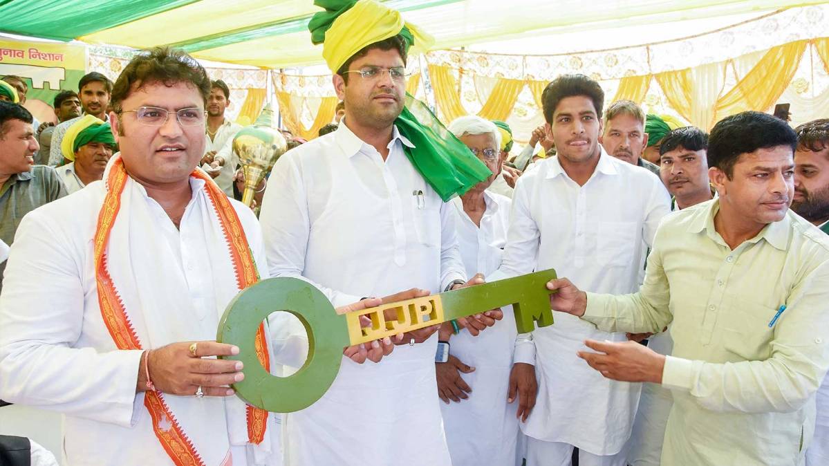 दुष्यंत चौटाला (मध्य में) फोटो- PTI