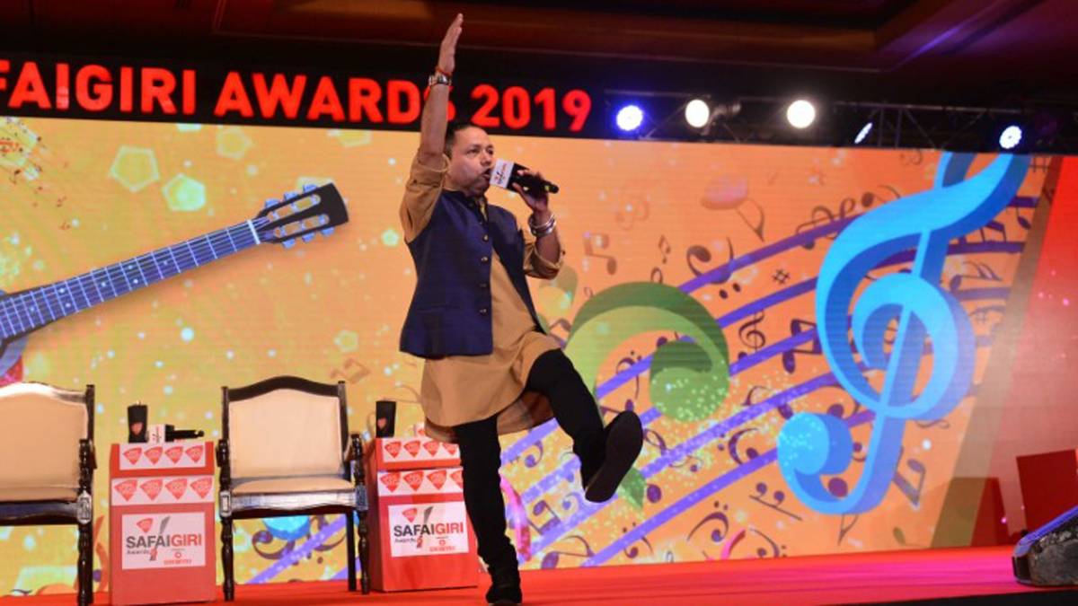 कैलाश खेर ने मंच पर गाए गाने