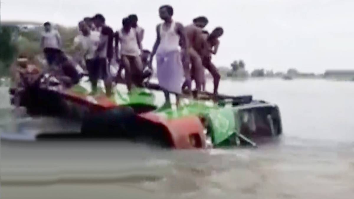 कैमूर में हादसे की शिकार बस