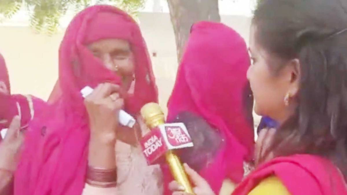 पोलिंग बूथ पर महिलाएं