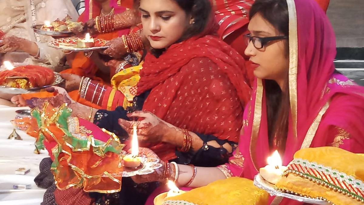 करवा चौथ का त्योहार मनाती महिलाएं