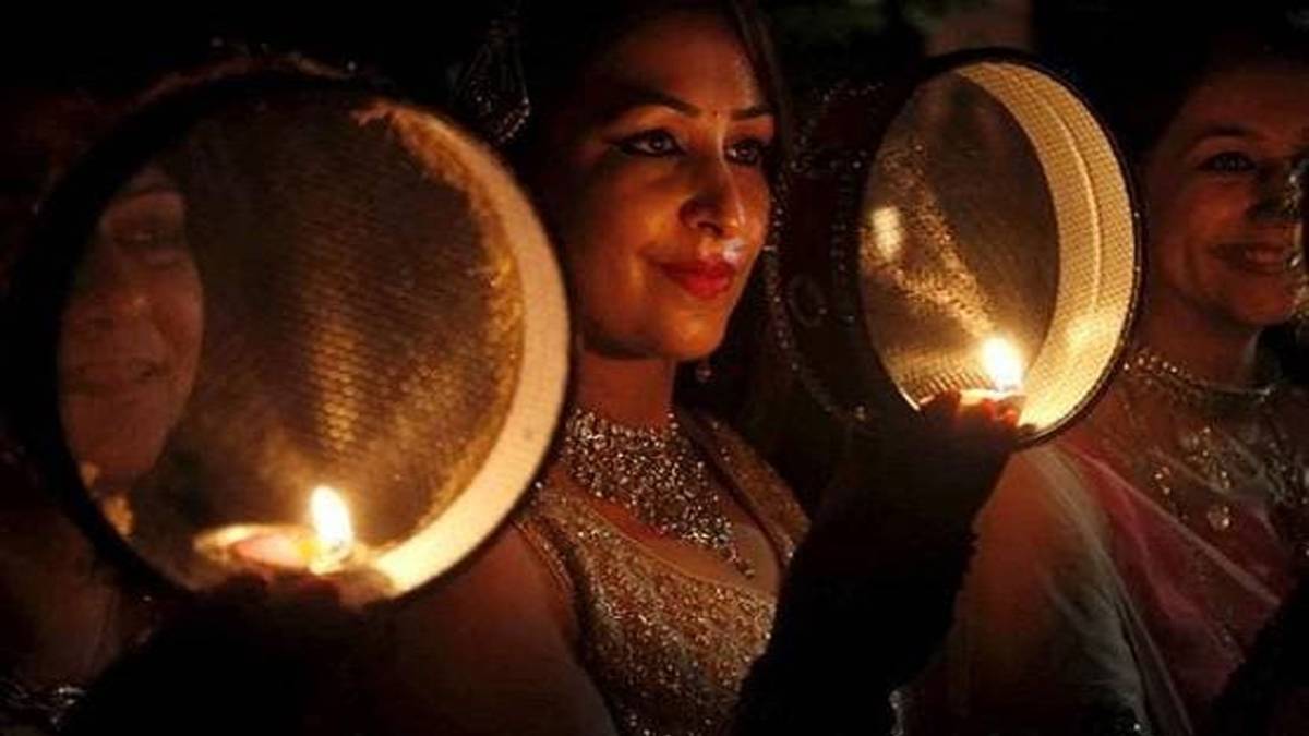 करवाचौथ पर चांद का दीदार (फाइल फोटो)