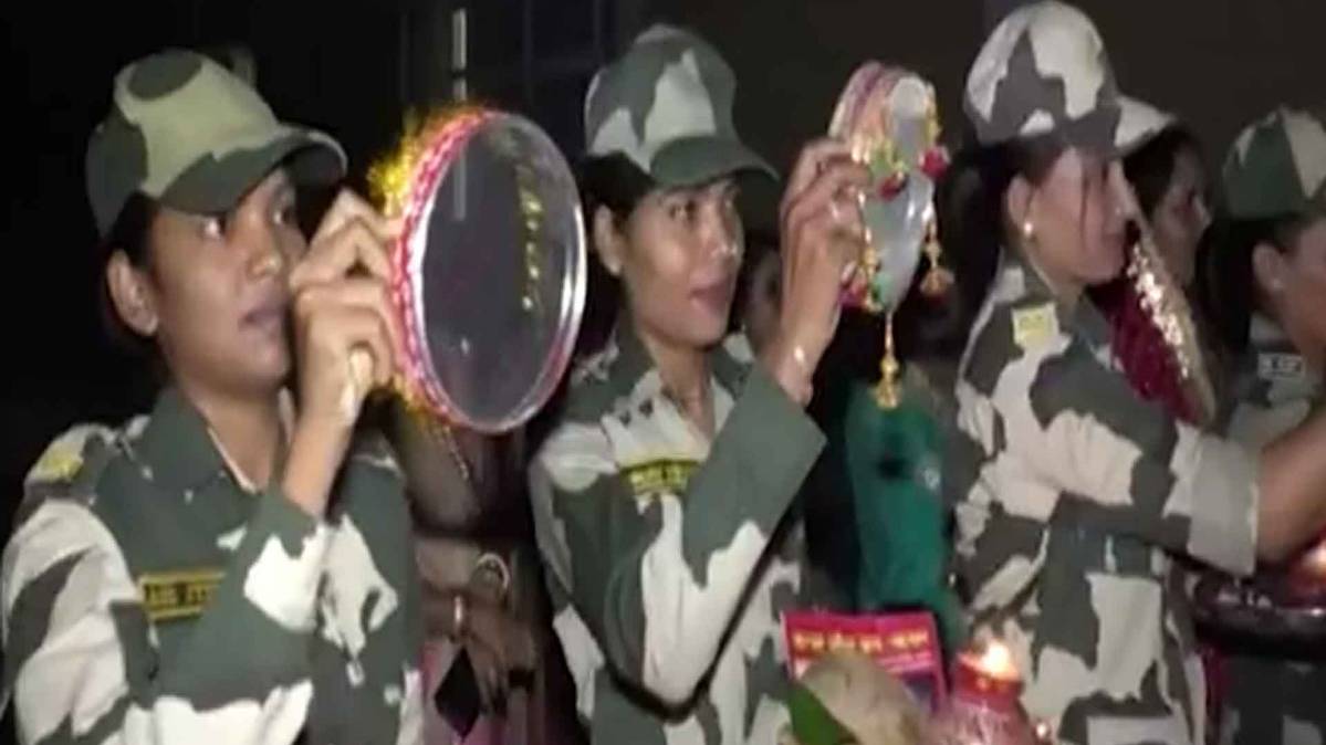 महिला जवानों ने मनाया करवा चौथ