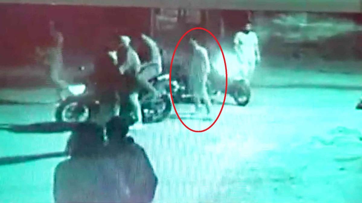 युवकों पर हमला करते हुए बदमाश