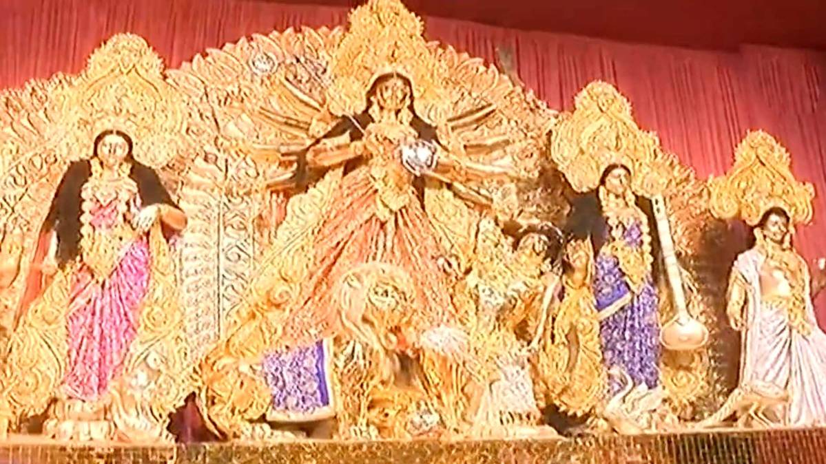 पंडाल में सोने की मूर्ती