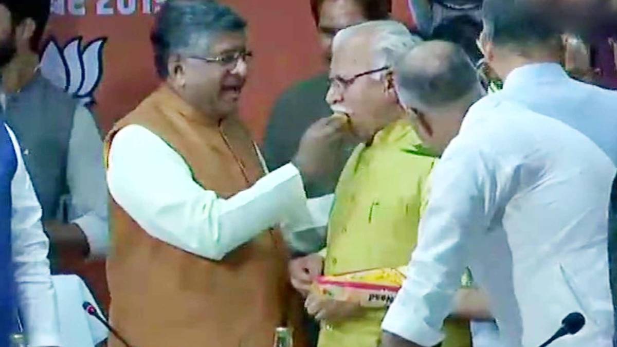 रवि शंकर प्रसाद, मनोहर लाल खट्टर को लड्डू खिलाते हुए (PHOTO ANI)