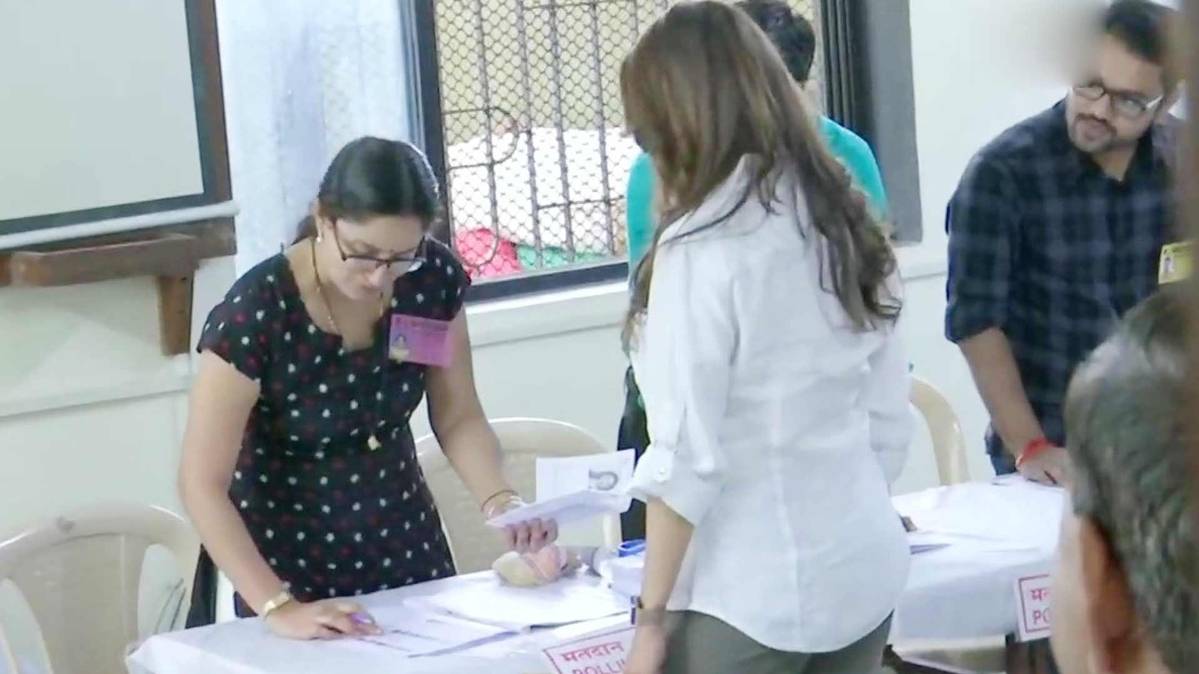 महाराष्ट्र और हरियाणा में वोटिंग जारी