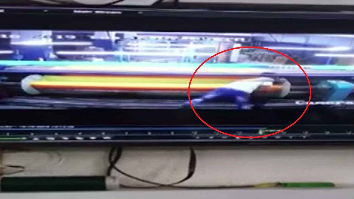 बुनाई की मशीन में फंसा शख्स