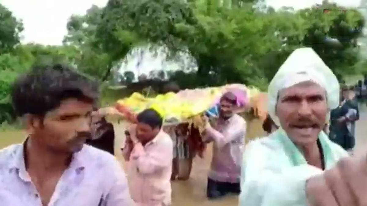 घोंटू घोंटू पानी से निकली दलित महिला की अर्थी