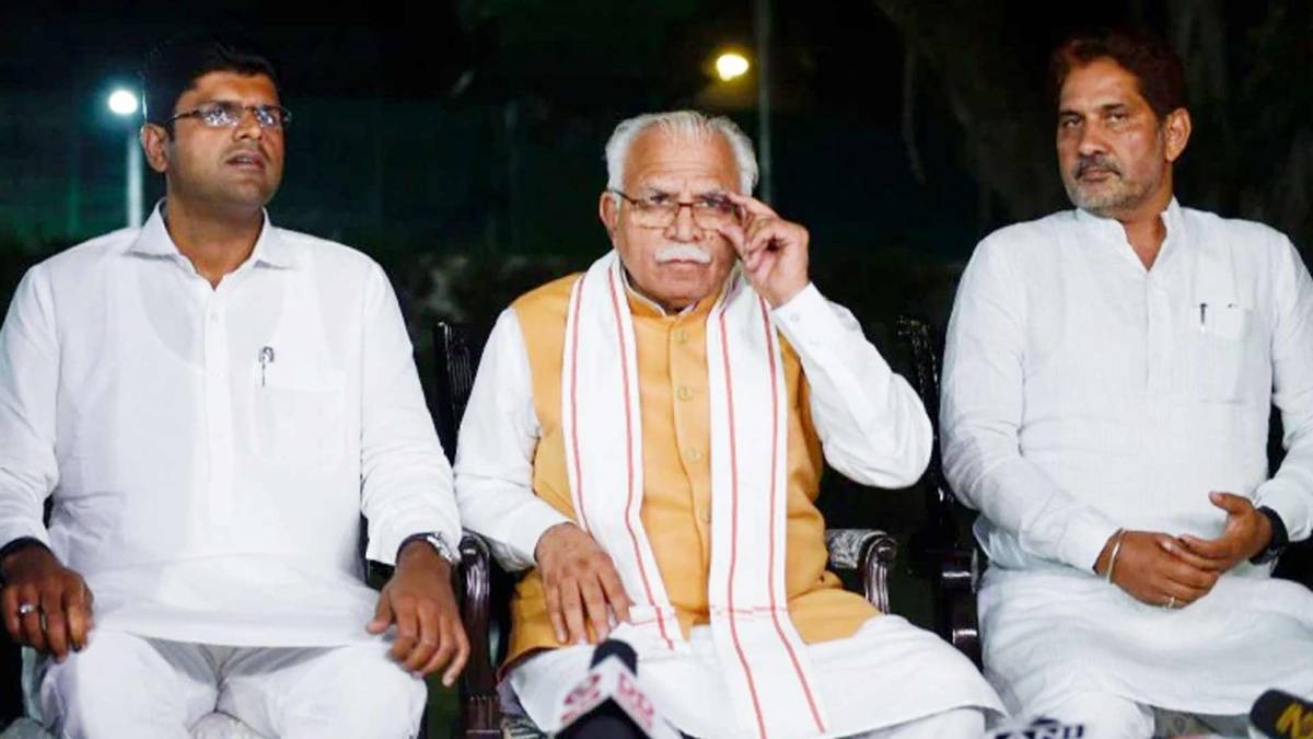 Manohar Lal Khattar with Dushyant Chautala (Photo: PTI)