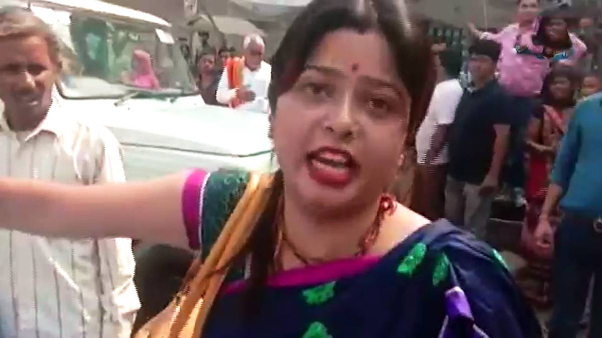 साइड नहीं देने पर दंपति के साथ मारपीट