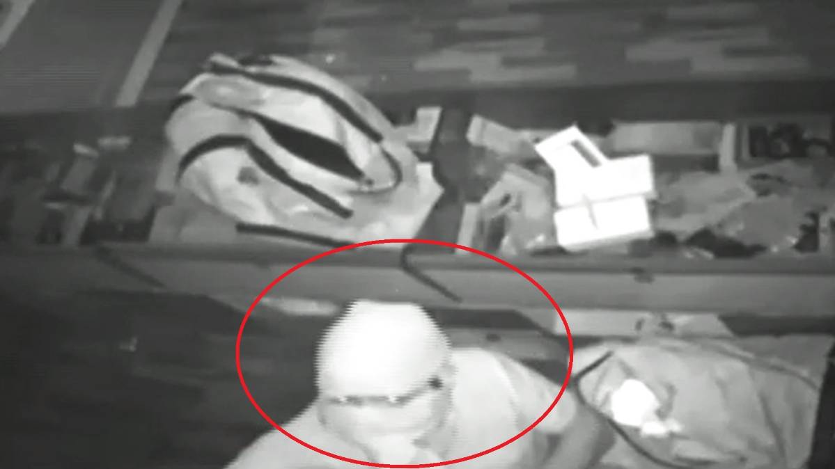 मोबाइल शॉप में चोरी की CCTV फुटेज