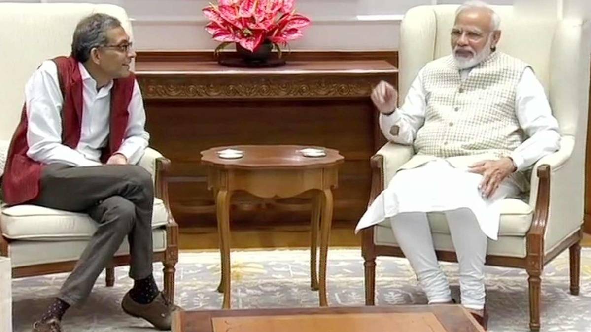 अभिजीत बैनर्जी से मिले प्रधानमंत्री मोदी मिले (PHOTO ANI)