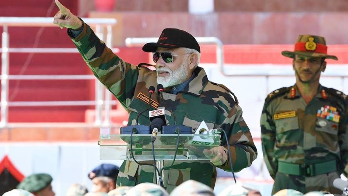 पीएम मोदी ने जवानों के बीच दिए अहम संकेत