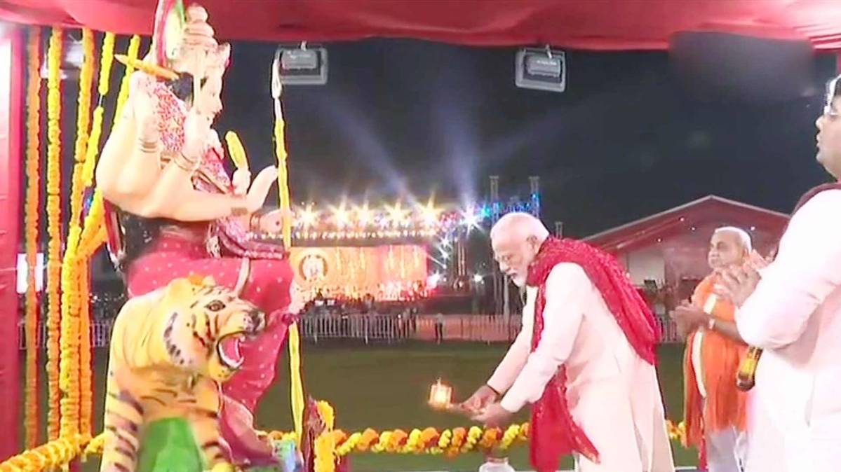 पीएम मोदी ने की मां अंबे की आरती (PHOTO ANI_