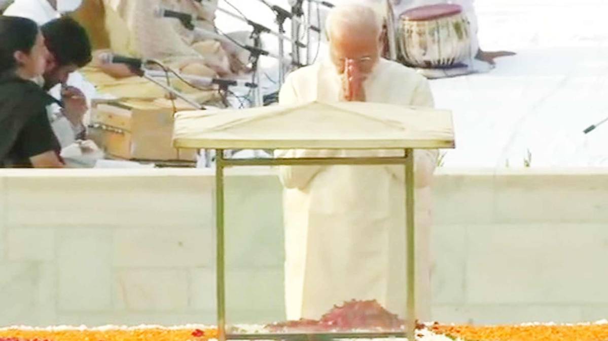 पीएम मोदी ने दी बापू को श्रद्धांजलि (फोटो ANI)