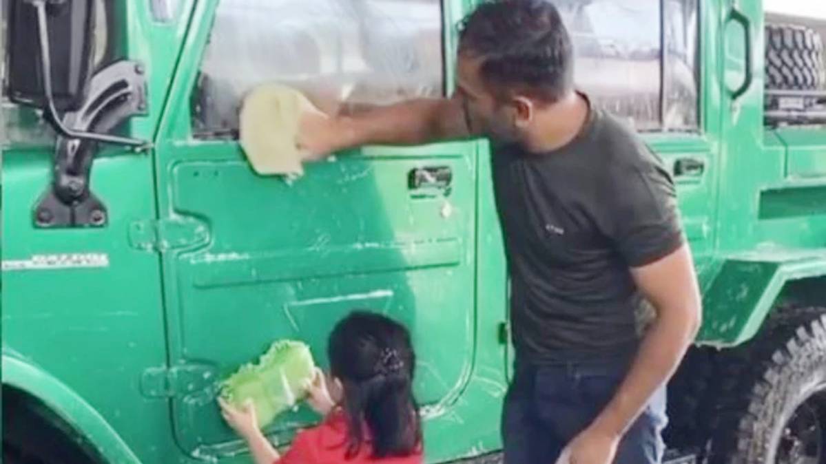 धोनी के संग कार साफ करतीं जीवा (फोटो-instagram)