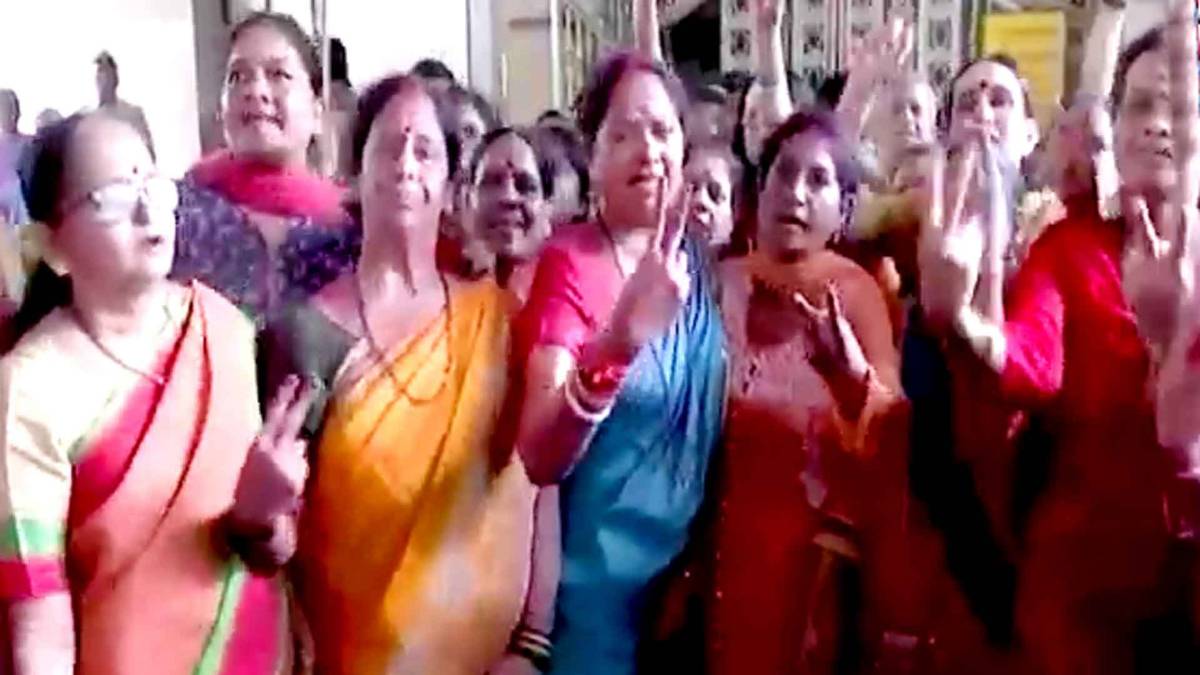 शिवसेना भवन में जश्न मनाती हुई महिलाएं
