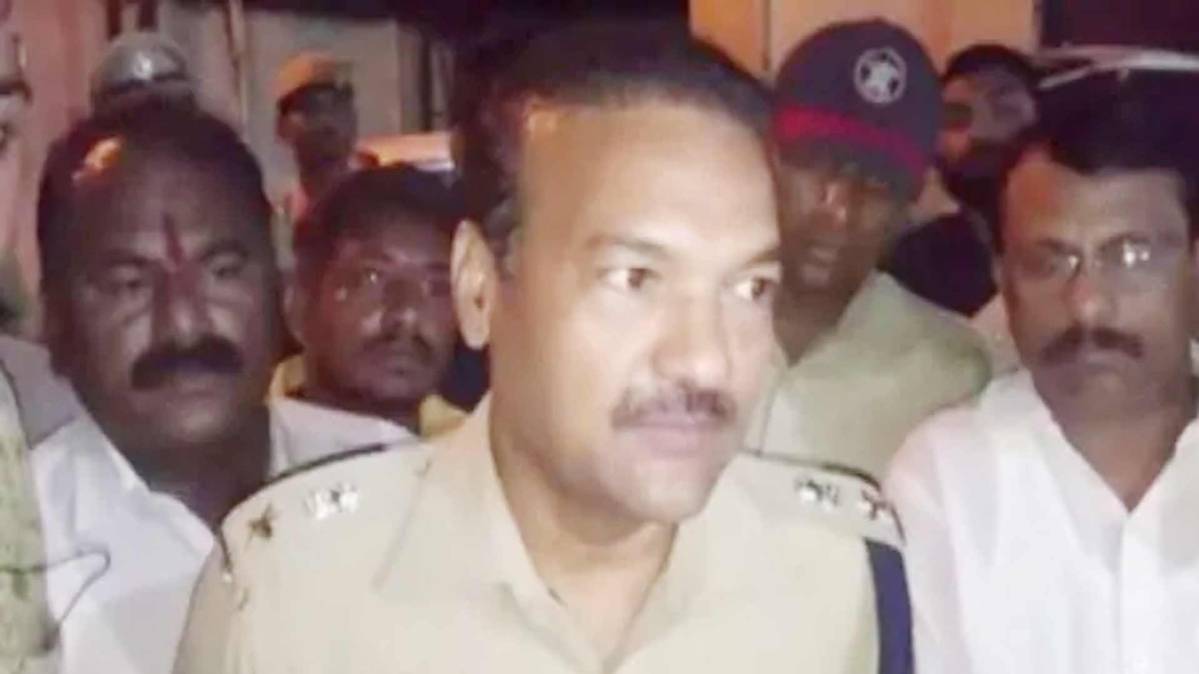 घटनास्थल पर मौजूद जलगांव के पुलिस अधीक्षक पंजाबराव उगले