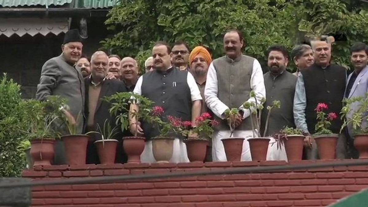 NC नेताओं ने श्रीनगर में फारूक अब्दुल्ला की मुलाकात (Photo: ANI/Twitter)