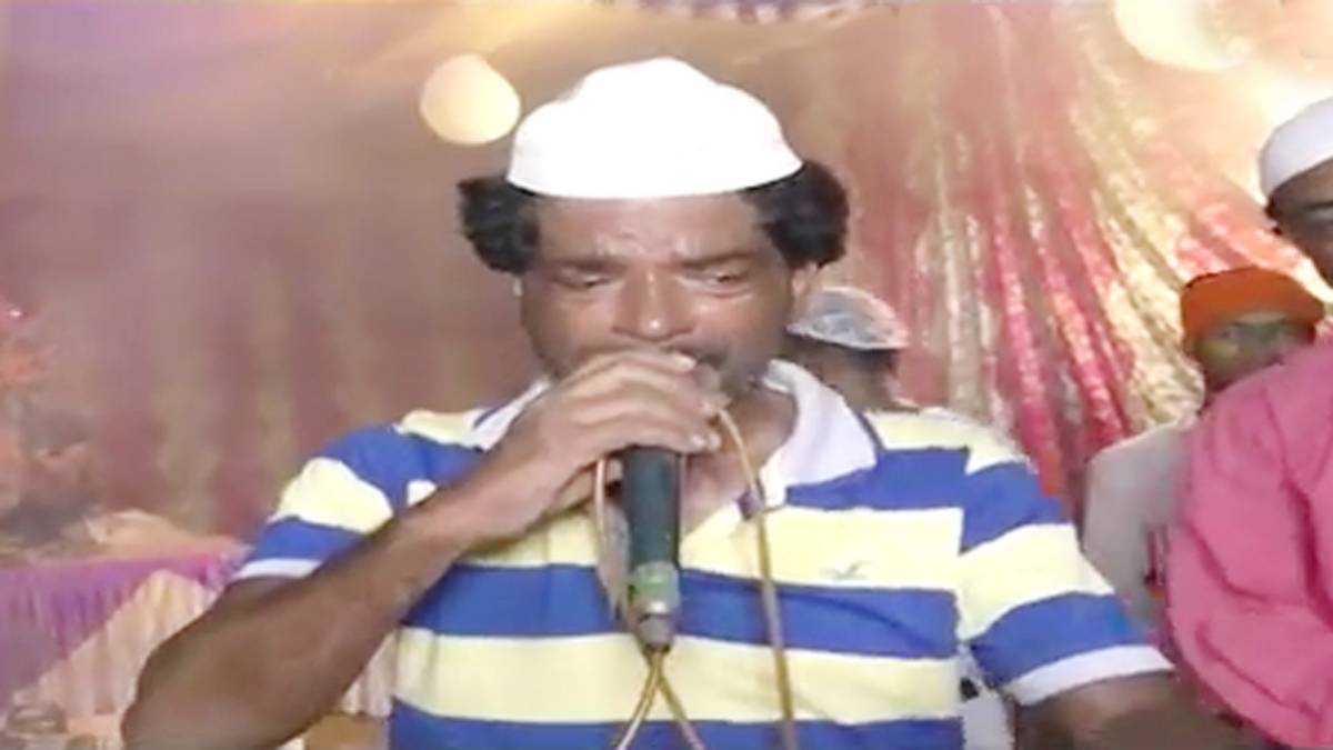 दुर्गा मां के भजन गाते हुए नूर मोहम्मद