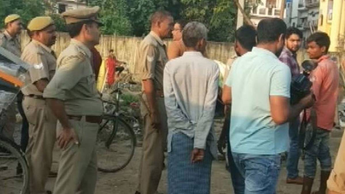 झुग्गी-झोपड़ियों में रह रहे लोगों से पूछताछ