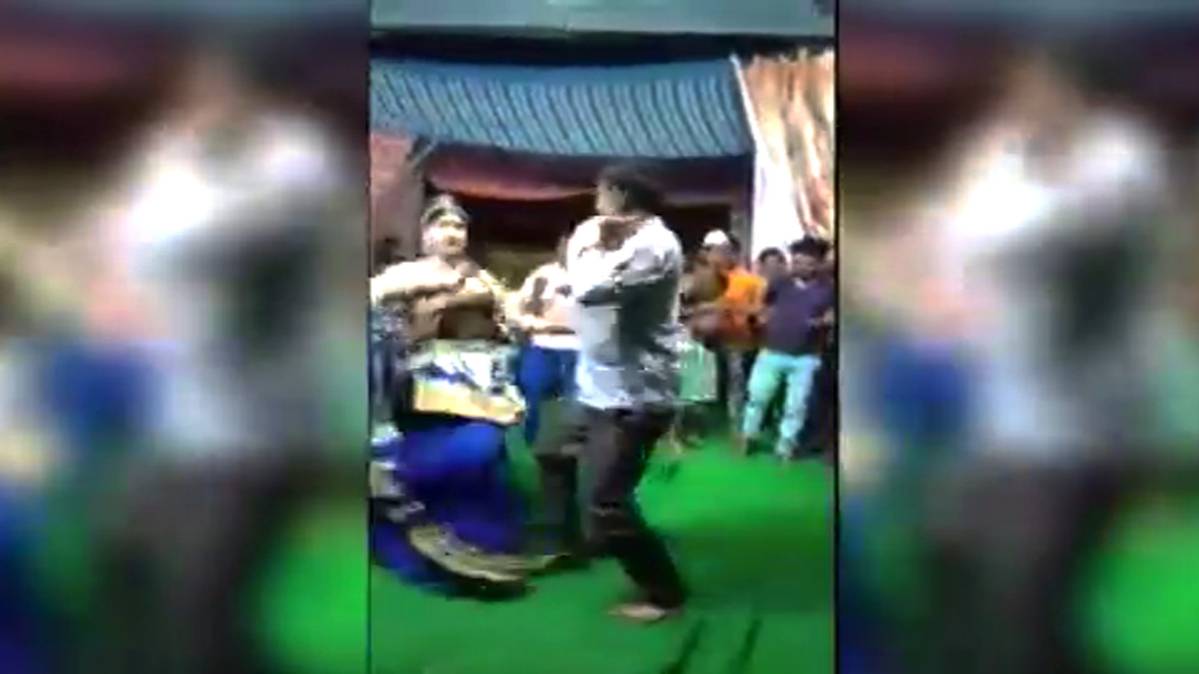 रामलीला मंच पर डांस करती हुई बारबाला