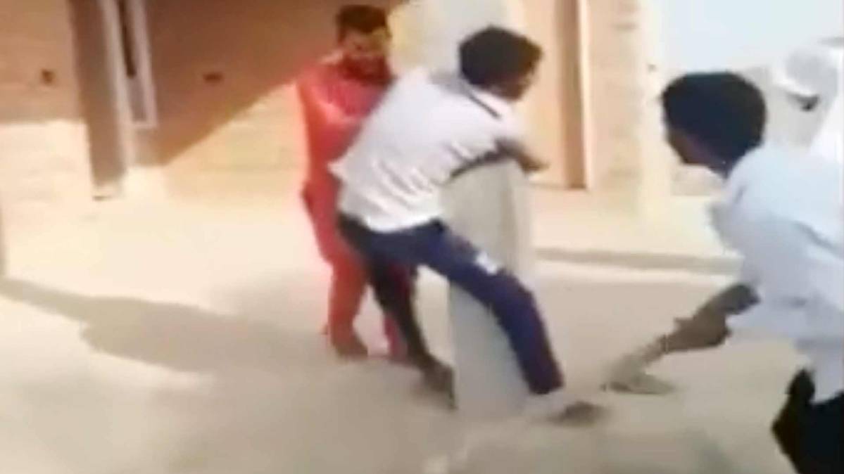 पिलर से बांध कर युवक की पिटाई