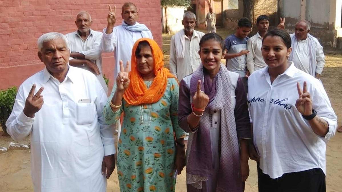 बबीता फोगाट, गीता फोगाट, पिता महावीर फोगाट ने डाला वोट