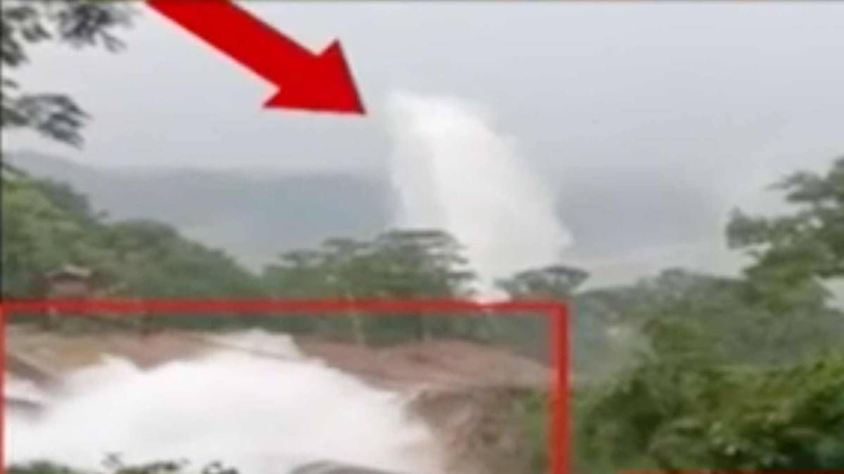 पानी की पाइपलाइन अचानक फटी (PHOTO TV GRAB)