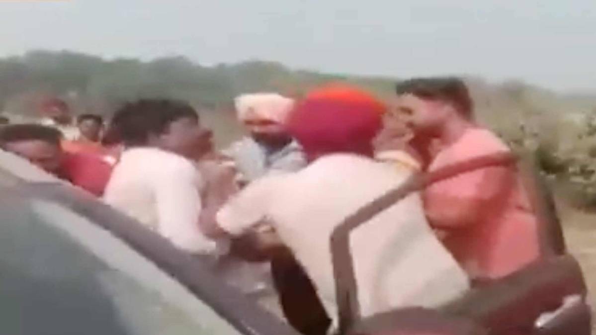 नेताजी ने लहराई पिस्टल (फोटो ग्रैब)