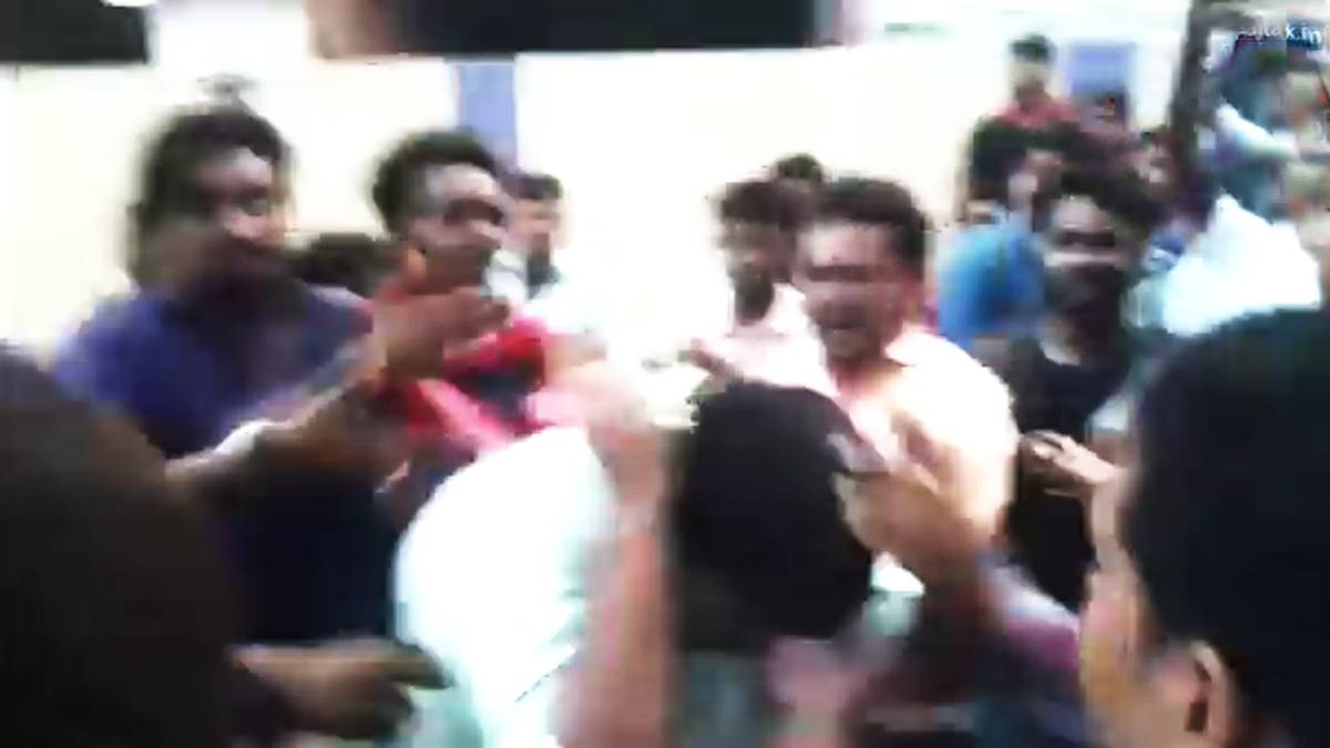 भीड़ ने चोरों को पीटा