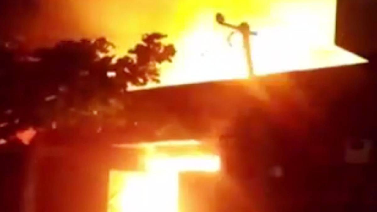 गोदाम में आग (Video Grab)